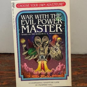 K&ouml;nnte beinhalten: Eine Vintage-Brettspielbox mit dem Titel "War with the Evil Power Master". Das Cover zeigt eine bedrohliche, vampir&auml;hnliche Figur mit einer gr&uuml;nen Kugel vor einem kosmischen Hintergrund. Das Spiel basiert auf einem Buch von R.A. Montgomery.
