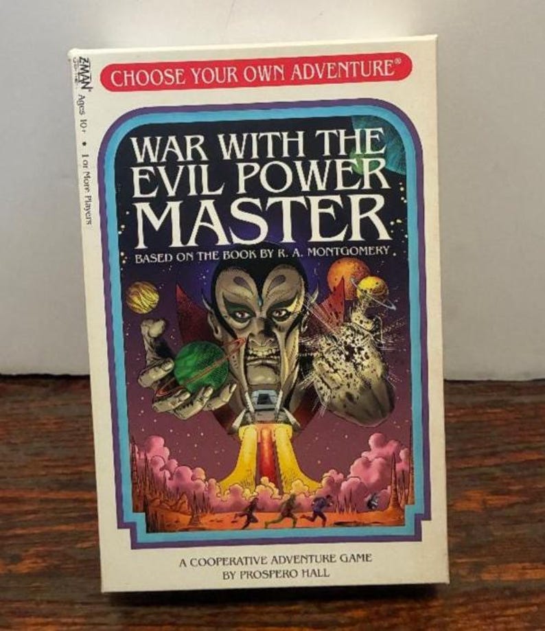 K&ouml;nnte beinhalten: Eine Vintage-Brettspielbox mit dem Titel "War with the Evil Power Master". Das Cover zeigt eine bedrohliche, vampir&auml;hnliche Figur mit einer gr&uuml;nen Kugel vor einem kosmischen Hintergrund. Das Spiel basiert auf einem Buch von R.A. Montgomery.