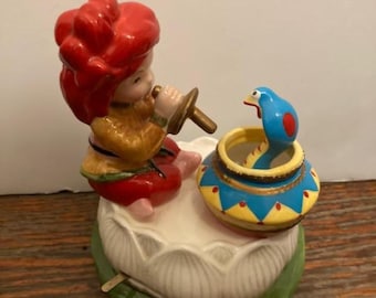 Disney It's A Small World Vintage Musical Ceramic Indian Snake Charmer Motion Music Box 4.5" Figurine Disneyland Disneyworld Magic Kingdom