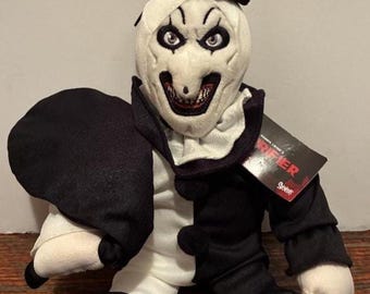 Peluche del Payaso de Terrifier Art con etiqueta. Exclusivo de Spencer's 2024. Muñeco de 23 cm con sierra y bolsa de basura. Ícono del mal de las películas de terror de Damien Leone. Halloween.