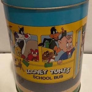 Könnte beinhalten: Ein gelber Schulbus mit blauem Dach und dem Schriftzug "Looney Tunes School Bus" an der Seite. Der Bus ist gefüllt mit Zeichentrickfiguren aus der Looney Tunes-Show, darunter Bugs Bunny, Daffy Duck, Tweety Bird und Sylvester die Katze.