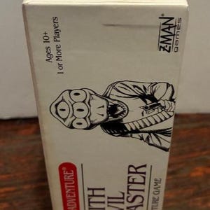 K&ouml;nnte beinhalten: Ein Brettspielkarton mit dem Titel "War With The Evil Power Master". Die Schachtel zeigt eine Schwarz-Wei&szlig;-Illustration einer Kreatur mit mehreren Augen. Der Text "Choose Your Own Adventure" ist ebenfalls sichtbar.