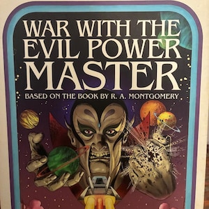 K&ouml;nnte beinhalten: Ein Vintage-Buchcover f&uuml;r "War With The Evil Power Master" aus der Reihe "Choose Your Own Adventure". Das Cover zeigt einen bedrohlichen B&ouml;sewicht mit Weltraumthema, Planeten und einem Raumschiff. Titel und Autorenname sind deutlich sichtbar.