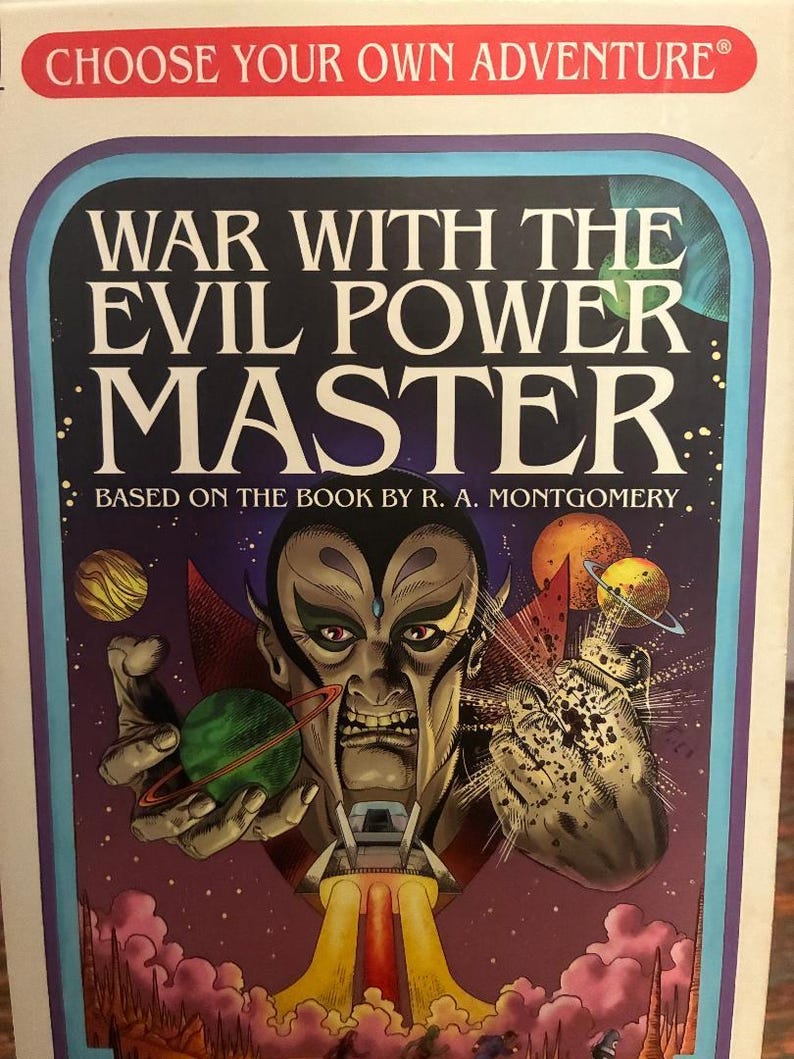 K&ouml;nnte beinhalten: Ein Vintage-Buchcover f&uuml;r "War With The Evil Power Master" aus der Reihe "Choose Your Own Adventure". Das Cover zeigt einen bedrohlichen B&ouml;sewicht mit Weltraumthema, Planeten und einem Raumschiff. Titel und Autorenname sind deutlich sichtbar.