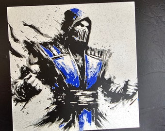 Peut inclure: Une illustration en noir et blanc d'un personnage de jeu vidéo avec un masque bleu et des accents bleus. Le personnage est en position de combat sur un fond blanc.