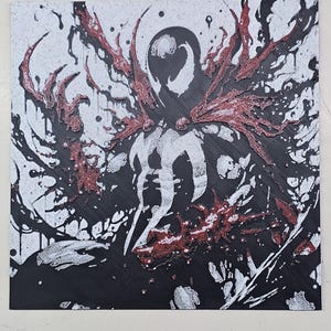 Könnte beinhalten: Schwarz-weiß-Illustration eines Superhelden mit roter Spritzfarbe. Der Superheld trägt einen Umhang und befindet sich in Kampfpose.