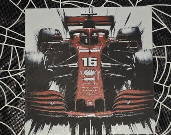 Pode incluir: Impressão quadrada de um carro de corrida de Fórmula 1 vermelho e preto com o número 16. O fundo é um desenho de teia de aranha em preto e branco.