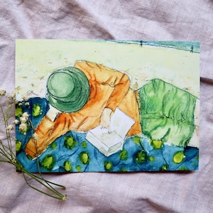Handgemalte Postkarte 'Person am Strand liegend' (Aquarell, A6)