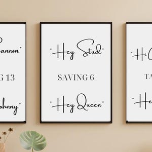 Op de afbeelding: Drie zwarte ingelijste prints met witte achtergronden en zwarte kalligrafietekst. De eerste print zegt "Hi Shannon" en "BINDING 13" en "Hi Johnny". De tweede print zegt "Hey Stud" en "SAVING 6" en "Hey Queen". De derde print zegt "Hi Claire Bear" en "TAMING 7" en "Hello Gerard".
