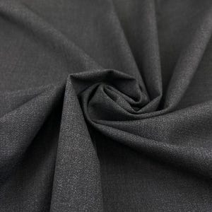 Pode incluir: Close-up de um tecido cinza escuro com uma superfície sutilmente texturizada. O material é drapeado e dobrado, criando sombras e destaques que enfatizam sua textura e profundidade. O tecido parece ser de peso médio, adequado para vários projetos de vestuário ou decoração de casa.