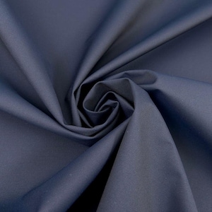 Könnte beinhalten: Nahaufnahme eines marineblauen Stoffes, der spiralförmig angeordnet ist. Der Stoff hat eine glatte Textur und einen dezenten Glanz. Die Falten erzeugen Schatten und Lichtreflexe, die die Tiefe und Textur des Materials betonen. Die Webart ist sichtbar.