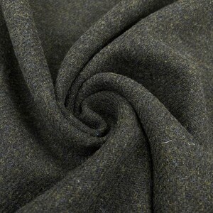 Puede incluir: Una tela de color verde oliva oscuro con una textura densa y afieltrada que presenta un patrón de tejido de espiga visible. El material está recogido en un remolino central, mostrando las fibras gruesas y suaves y los tonos tierra profundos.