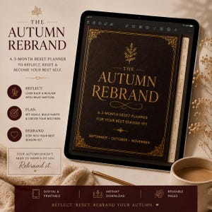 Könnte beinhalten: Ein digitales Tablet zeigt das dunkelbraune Cover eines Planers mit dem Titel The Autumn Rebrand, ein 3-Monats-Reset-Planer. Das Cover ist mit goldenem Text, einem zentralen Blattsymbol und verzierten Ecken gestaltet. Der Bildschirm zeigt Reiter.