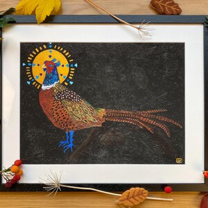 Può includere: Stampa artistica incorniciata con un'illustrazione colorata di un fagiano. L'uccello ha la testa rossa, le zampe blu e una lunga coda marrone. Un alone giallo con accenti blu circonda la testa del fagiano su uno sfondo nero strutturato. L'opera è in una cornice nera.