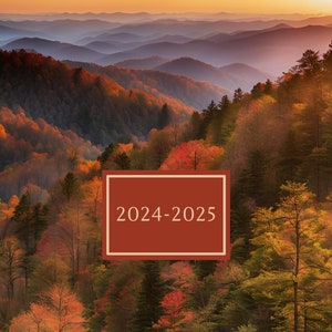 Pianificatore mensile Smoky Mountain Sunset luglio 2024 - dicembre 2025. La copertina presenta uno splendido paesaggio autunnale delle Great Smoky Mountains.
