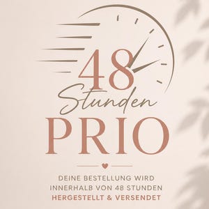 Peut inclure: Graphique beige clair avec le texte "48 Stunden PRIO" dans une police stylisée, avec un design d'horloge. Le texte en dessous indique "DEINE BESTELLUNG WIRD INNERHALB VON 48 STUNDEN HERGESTELLT & VERSENDET" avec un symbole de cœur.