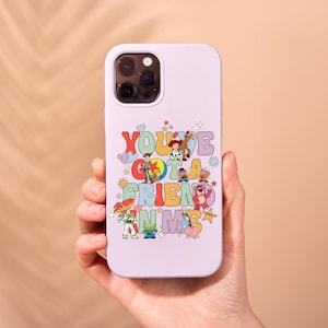 K&ouml;nnte beinhalten: Eine helllila Handyh&uuml;lle mit einer bunten Grafik von Figuren aus dem Toy Story-Franchise. Die Grafik enth&auml;lt den Text "You've Got a Friend in Me".