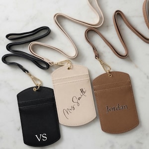 Personalisierte Ausweishülle aus Leder mit individuellem Monogramm, ideal als Geschenk für Kollegen, aus Saffiano-PU-Leder.