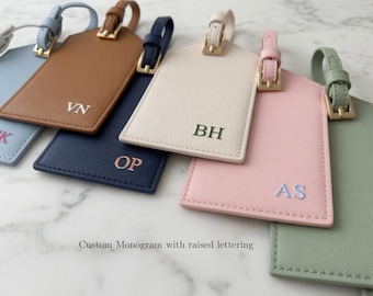 Etiqueta de equipaje personalizada con iniciales y monograma, ideal como recuerdo de viaje para damas de honor y padrinos.