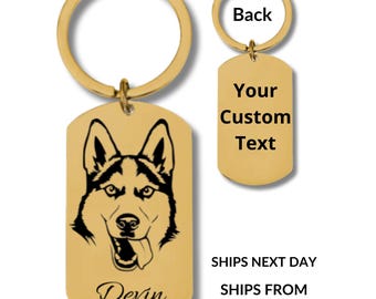 Könnte beinhalten: Goldfarbener Metall-Hundeanhänger-Schlüsselanhänger mit einer schwarz-weißen Husky-Hundeillustration. Auf dem Anhänger ist der Name "Devin" eingraviert. Auf der Rückseite des Anhängers steht "Your Custom Text" und "Back".