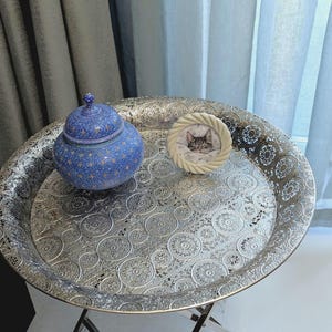 Vintage-stil silvergraverat brickbord – Hopfällbart orientaliskt accentbord
