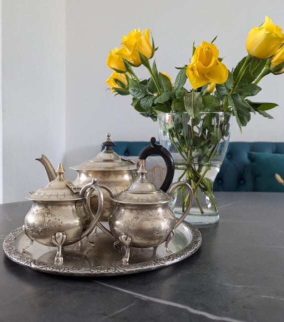Vintage Silbernes Teeservice mit Tablett – Antike Teekanne, Zuckerdose und Milchkännchen – Verziertes Fußdesign – Elegantes versilbertes Teeservice