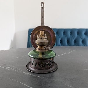 Vintage-Öllampe aus grünem Glas mit Metallreflektor, Dochtsystem funktioniert, Schornstein nicht im Lieferumfang enthalten – Antikes Petroleumlaternen-Dekor