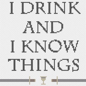 Könnte beinhalten: Schwarze und weiße Kreuzstich-Stickerei mit dem Text "I drink and I know things" und einer Grafik mit Schwert und Kelch.