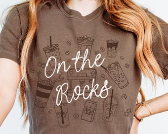 Camiseta para amantes del café helado / Camiseta con garabatos de café en colores cómodos / Camiseta para amantes del café / Regalo para amantes del café / Camiseta moderna de café helado