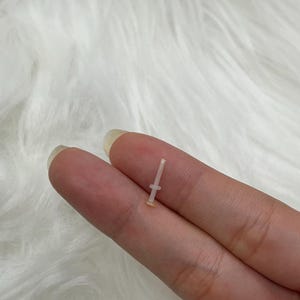 以下が含まれることがあります： 小さな平らなディスクが付いた透明なプラスチック製の鼻ピアス