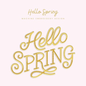 Puede incluir: Un diseño de bordado a máquina con las palabras "Hello Spring" en letras doradas, delineadas en blanco, sobre un fondo rosa pálido. Las palabras "Machine Embroidery Design" están encima del texto principal.