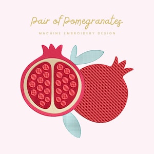Puede incluir: Diseño bordado de dos granadas, una cortada para mostrar las semillas, la otra entera. El diseño incluye el texto "Pair of Pomegranates" y "Machine Embroidery Design". Las hojas son verdes.