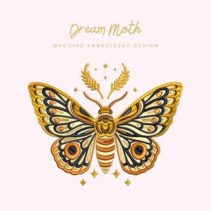 Può includere: Un disegno di ricamo a macchina con una falena dettagliata con accenti dorati, arancioni e blu navy. Il disegno include il testo "Dream Moth" e "MACHINE EMBROIDERY DESIGN" su uno sfondo rosa chiaro. La falena è circondata da stelle e rami di alloro.