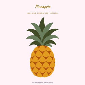 Op de afbeelding: Een digitaal machineborduurontwerp met een gestileerde ananas met een geel-oranje getextureerd lichaam en donkergroene bladeren. De tekst luidt Pineapple, MACHINE EMBROIDERY DESIGN en IGNITE WONDER • DIGITAL DESIGN op een lichtroze achtergrond.
