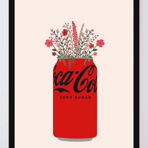 Op de afbeelding: Een rode Coca-Cola-blikje met de tekst "Zero Sugar" erop gedrukt. Een boeket roze en rode bloemen groeit uit de bovenkant van het blikje.