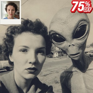 Puede incluir: Fotografía en blanco y negro de una mujer y un extraterrestre posando para un selfie. La mujer tiene cabello oscuro y lleva una chaqueta. El extraterrestre tiene una cabeza grande y ojos negros. Una pancarta roja y blanca en la esquina superior derecha dice "75% OFF".