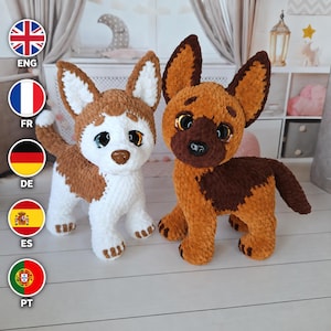 Può includere: Due giocattoli a forma di cane in peluche realizzati in filato morbido e testurizzato. Il giocattolo a sinistra è bianco e marrone con grandi occhi scuri e un piccolo naso marrone. Quello a destra è marrone e marrone scuro con occhi scuri e naso nero.