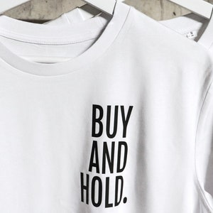 BUY AND HOLD. Statement-Shirt Unisex I Bitcoin . Kryptowährung . Geschenk . Vatertag . T-Shirt . Aktien . Börse . Money . Geld . Sparen