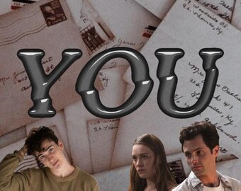 Puede incluir: Primer plano de la palabra "YOU" en letras grandes, negritas y grises con efecto 3D. Las letras están superpuestas sobre un fondo de sobres y cartas de aspecto vintage. Se pueden ver tres personas en el fondo, dos hombres y una mujer.