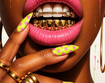 Puede incluir: Un conjunto de grillz dentales de oro con una barra horizontal sobre los dientes superiores y fundas doradas lisas en los inferiores, con pequeñas piedras claras. Los labios están pintados de rosa brillante y las uñas largas tienen lunares verde neón.