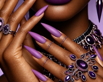 Lámina decorativa de uñas: Uñas de aguja moradas y labios mate.