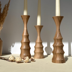 Rustikaler Kerzenständer aus Walnussholz, 3er-Set. Handgefertigte Eleganz für das moderne Wohndekor oder das perfekte Geschenk.