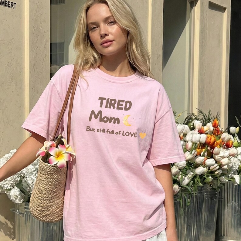 Tired Mom Shirt But Still Full of Love, Funny Mom Life Tee, Mom Humor Shirt, Gift for Mom, Aesthetic Mama Shirt, New Mom Gift, mom life tee Bild 3