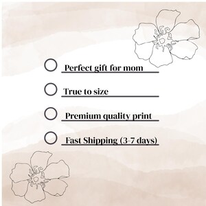 K&ouml;nnte beinhalten: Beigefarbener Hintergrund mit Aquarell-Blumenillustrationen und Text. Der Text enth&auml;lt "Perfect gift for mom", "True to size" und "Premium quality print". Der Satz "Fast Shipping (3-7 days)" ist ebenfalls vorhanden.