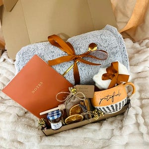 Set de regalo Hygge Fall Vibes para ella, caja de regalo de otoño, cesta de regalo de otoño para mujer y hombre, paquete de cuidado acogedor, regalo de Acción de Gracias