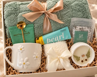 Elegant presentkorg för kvinnor, mysig presentask med filt, strumpor, ljus, presentask för självvård, vårdpaket, presenter till henne för alla tillfällen