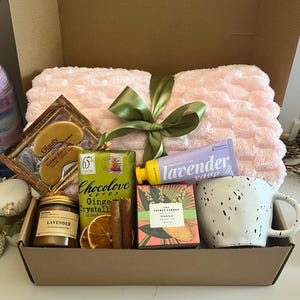 Self Care Gift Box for Her, Hygge Gift Box with Blanket, Cozy Care Package, Hug In A Box, Mom Gift Set, Birthday Gift Basket for Women