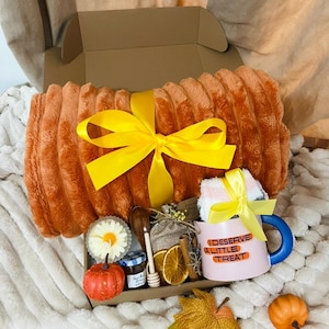 Hygge Fall Gift Box, Fall Gift Basket, Fall Season Gift, Cozy Fall Gift Set, Harvest Gift, Pumpkin Spice, Cozy Blanket Gift Box