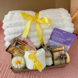 Personalized Birthday Gift Box for Her – Cozy Self Care Set with Blanket, Candle, Journal & Mug – Gift for Friend, Women, Relaxation Box