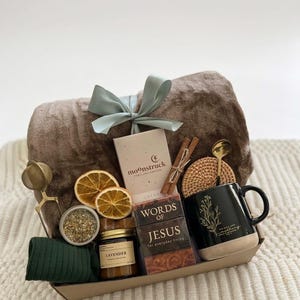 Paquete de atención religiosa • Regalo de aliento cristiano • Taza con texto bíblico, manta y caja de regalo de chocolate